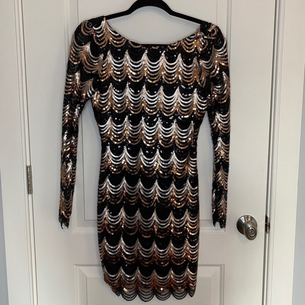 Women’s Sequins Scalloped Dress Medium V-Back